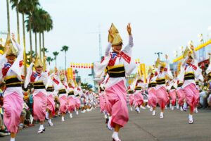 Várias moças dançando em um festival Awa Odori