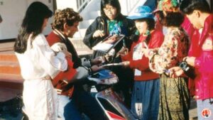 Ayrton Senna interagindo com fãs japonesas