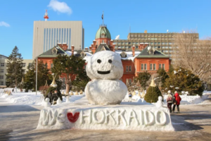 Escultura de gelo e escrito ''Nós amamos hokkaido'' em inglês