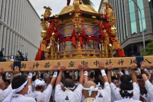 Pessoas carregando um yamaboko - Gion Matsuri